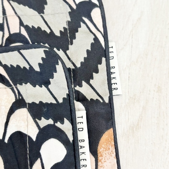 TED BAKER LONDON Black Beige FEATHERS Set Of 2 King Size Pillow Shams 20” X 36” - Picture 4 of 8